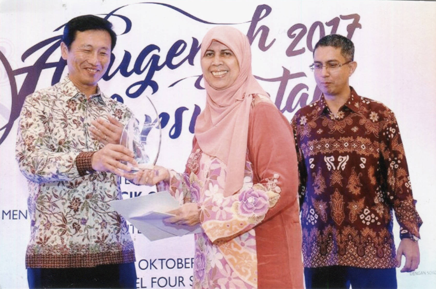 Rasiah receiving the Tun Sri Lanang Award from Minister Ong Ye Kung, (2017)